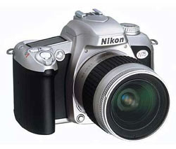 Nikon F-75 stříbrný se setovým objektivem Nikkor 28-80mm/f 3,3-5,6 G