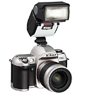 Nikon F-80 stříbrný se setovým objektivem Nikkor 28-80mm/f 3,3-5,6 G a bleskem SB50DX