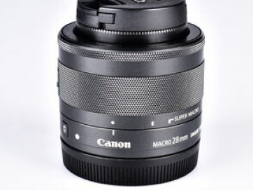 Canon EF-M 28 mm f/3,5 STM Macro s LED světlem