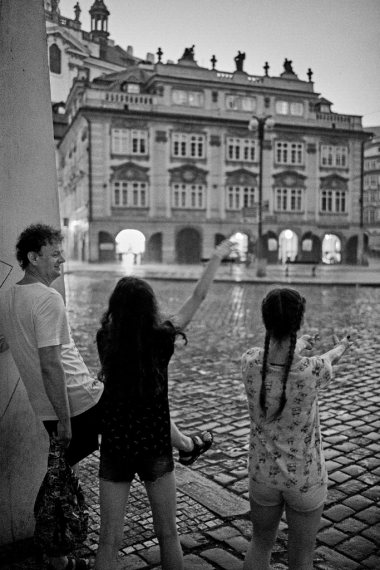 Na Malostranském prší (na ILCE-7) | © Jakub Súkeník