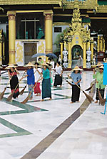 Ženy ve Swedagonu vyhanějící vody z chrámového komplexu Ženy ve Swedagonu vyhanějící vody z chrámového komplexu