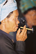 Žena z etnické skupiny Bao kouřící doutník vlastní výroby Žena z etnické skupiny Bao kouřící doutník vlastní výroby
