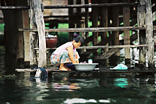 Praní prádla na jezeře Inle Praní prádla na jezeře Inle