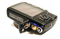 Umístění AA baterií a SD karty Umístění AA baterií a SD karty