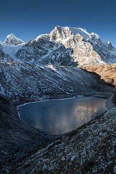 Z ranního přechodu sedla Larkya La  (5200m), trek kolem Manaslu