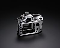 Nikon D7100, kovový skelet